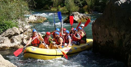 Erlebe den ultimativen Aktivurlaub in Kroatien - Abenteuerliches Rafting am Fluss Cetina in Omiš, Dalmatien