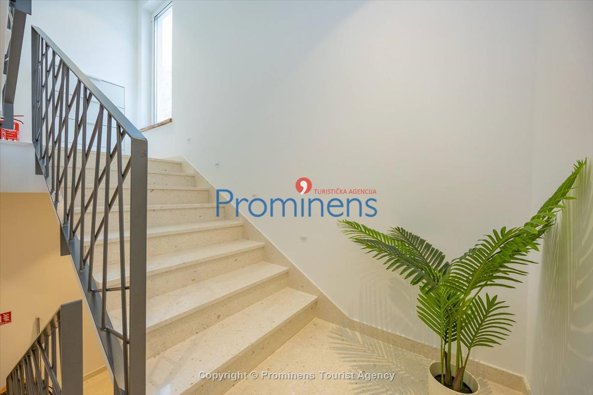 Luxus Penthouse Sara mit Meerblick, Dachterrasse mit Whirlpool, Sonnenliegen, Essbereich und Küche,  Parkplatz , E Ladestation inklusive. 