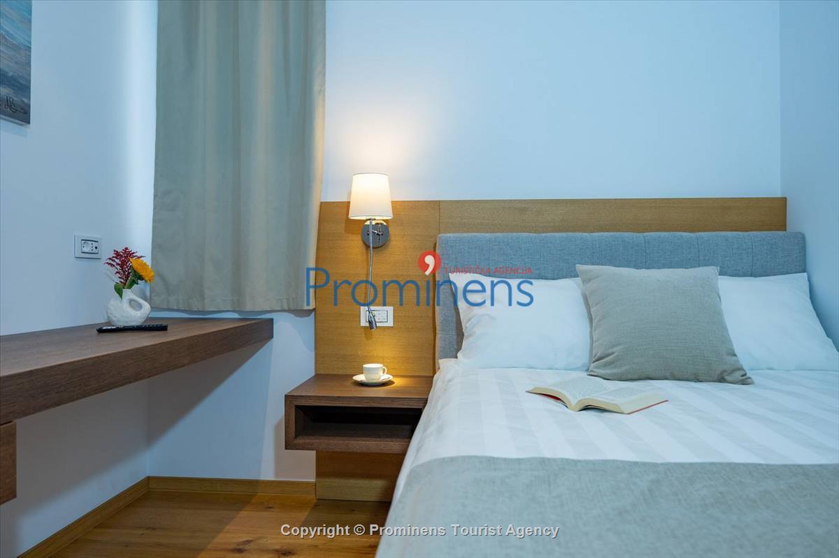 Luxus Penthouse Sara mit Meerblick, Dachterrasse mit Whirlpool, Sonnenliegen, Essbereich und Küche,  Parkplatz , E Ladestation inklusive. 