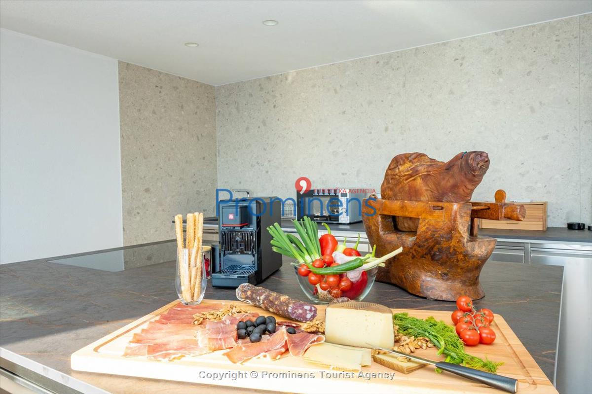 Luxus Penthouse Sara mit Meerblick, Dachterrasse mit Whirlpool, Sonnenliegen, Essbereich und Küche,  Parkplatz , E Ladestation inklusive. 