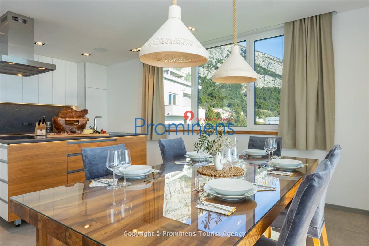 Luxus Penthouse Sara mit Meerblick, Dachterrasse mit Whirlpool, Sonnenliegen, Essbereich und Küche,  Parkplatz , E Ladestation inklusive. 