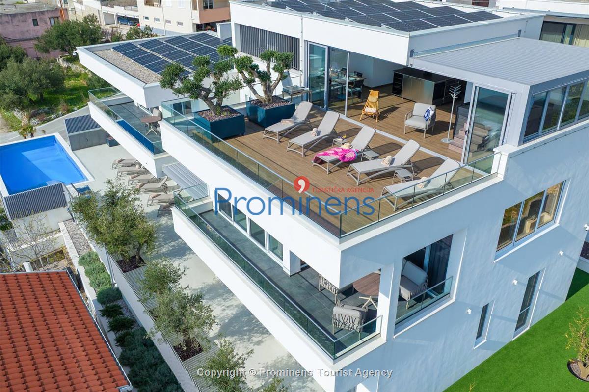 Luxus Penthouse Sara mit Meerblick, Dachterrasse mit Whirlpool, Sonnenliegen, Essbereich und Küche,  Parkplatz , E Ladestation inklusive. 