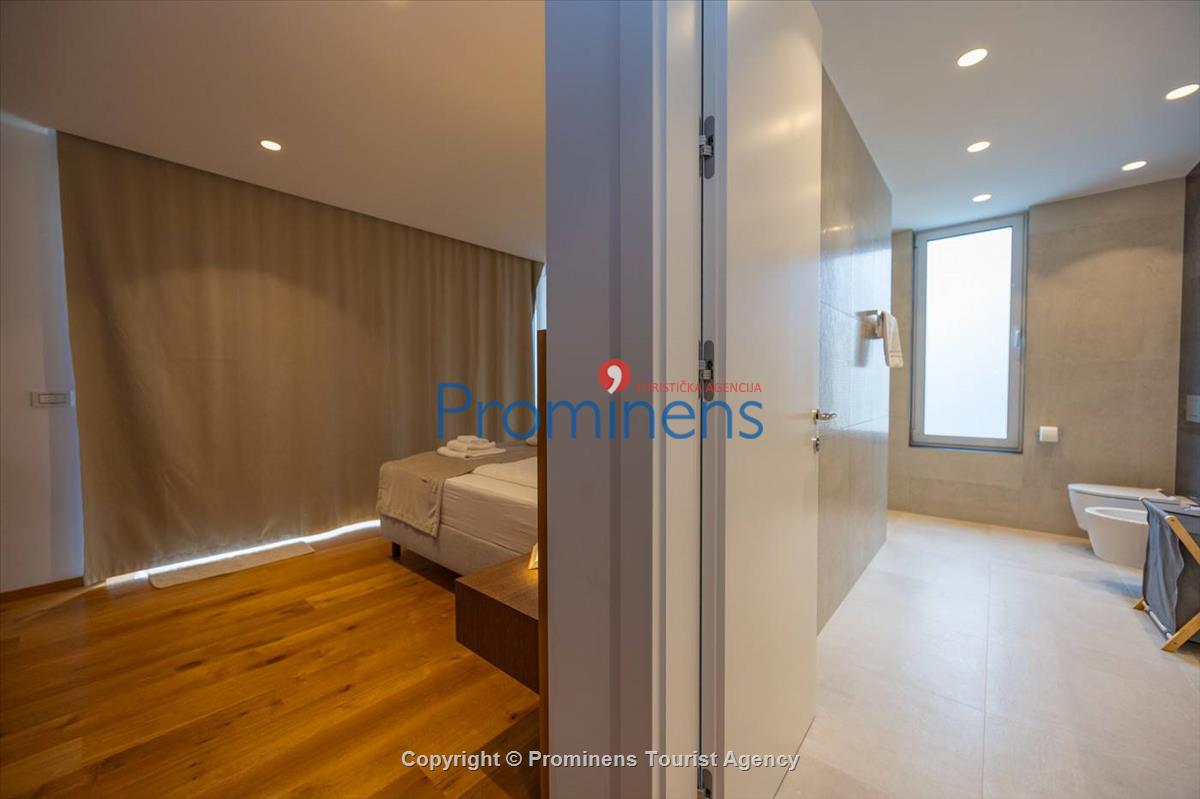 Luxus Penthouse Sara mit Meerblick, Dachterrasse mit Whirlpool, Sonnenliegen, Essbereich und Küche,  Parkplatz , E Ladestation inklusive. 