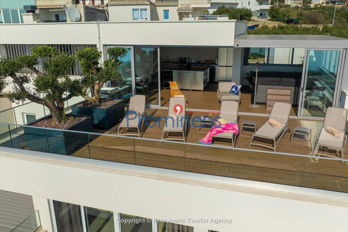 Luxus Penthouse Sara mit Meerblick, Dachterrasse mit Whirlpool, Sonnenliegen, Essbereich und Küche,  Parkplatz , E Ladestation inklusive. 