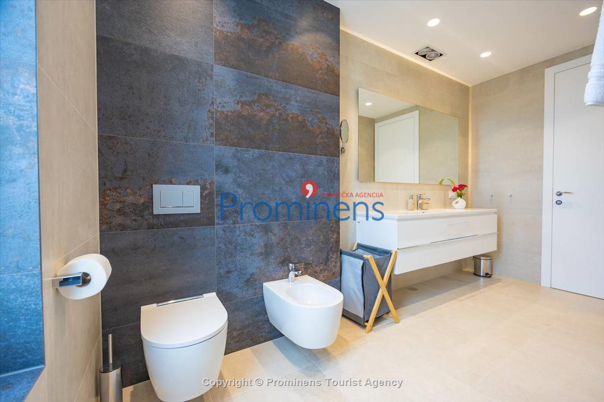 Luxus Penthouse Sara mit Meerblick, Dachterrasse mit Whirlpool, Sonnenliegen, Essbereich und Küche,  Parkplatz , E Ladestation inklusive. 