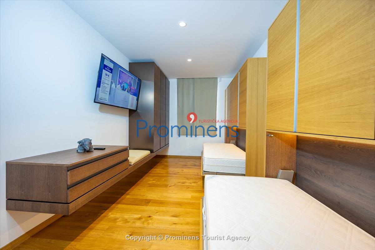 Luxus Penthouse Sara mit Meerblick, Dachterrasse mit Whirlpool, Sonnenliegen, Essbereich und Küche,  Parkplatz , E Ladestation inklusive. 