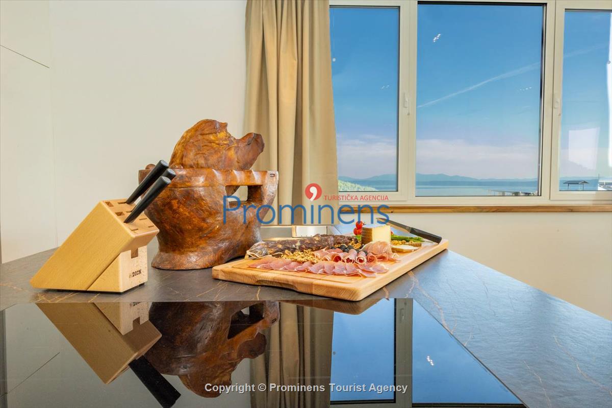 Luxus Penthouse Sara mit Meerblick, Dachterrasse mit Whirlpool, Sonnenliegen, Essbereich und Küche,  Parkplatz , E Ladestation inklusive. 