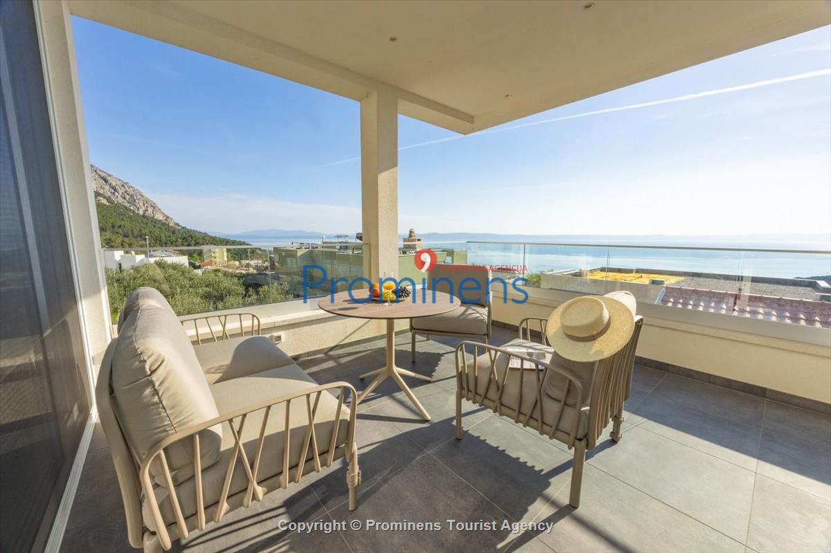 Luxus Penthouse Sara mit Meerblick, Dachterrasse mit Whirlpool, Sonnenliegen, Essbereich und Küche,  Parkplatz , E Ladestation inklusive. 