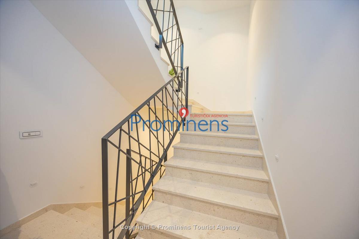 Luxus Penthouse Sara mit Meerblick, Dachterrasse mit Whirlpool, Sonnenliegen, Essbereich und Küche,  Parkplatz , E Ladestation inklusive. 