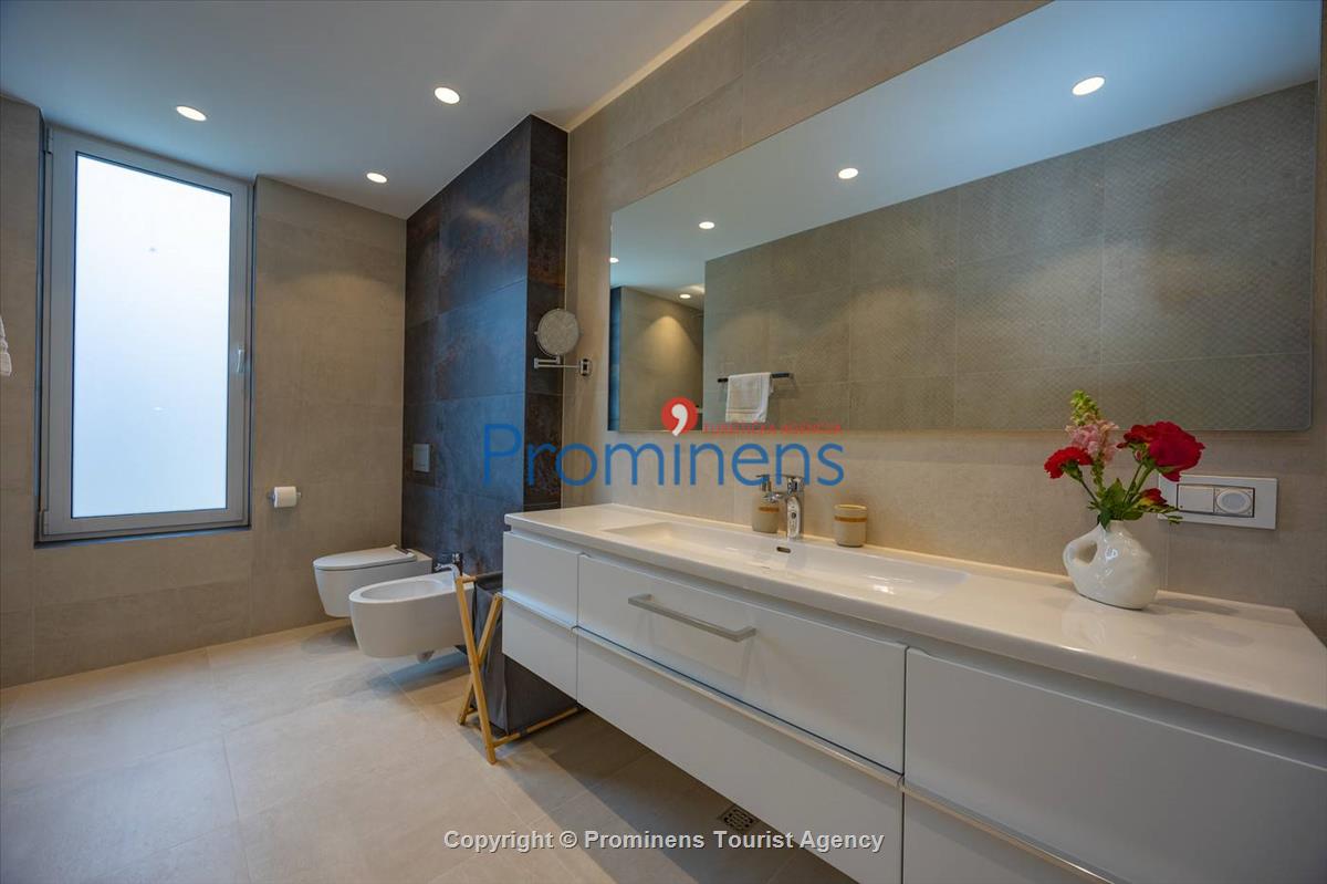 Luxus Penthouse Sara mit Meerblick, Dachterrasse mit Whirlpool, Sonnenliegen, Essbereich und Küche,  Parkplatz , E Ladestation inklusive. 