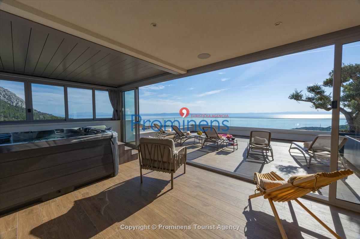 Luxus Penthouse Sara mit Meerblick, Dachterrasse mit Whirlpool, Sonnenliegen, Essbereich und Küche,  Parkplatz , E Ladestation inklusive. 