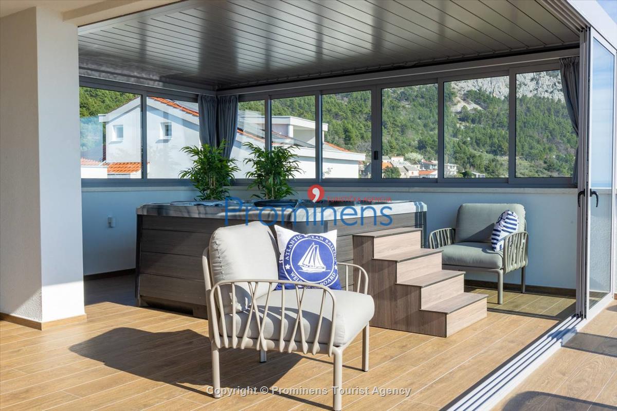 Luxus Penthouse Sara mit Meerblick, Dachterrasse mit Whirlpool, Sonnenliegen, Essbereich und Küche,  Parkplatz , E Ladestation inklusive. 