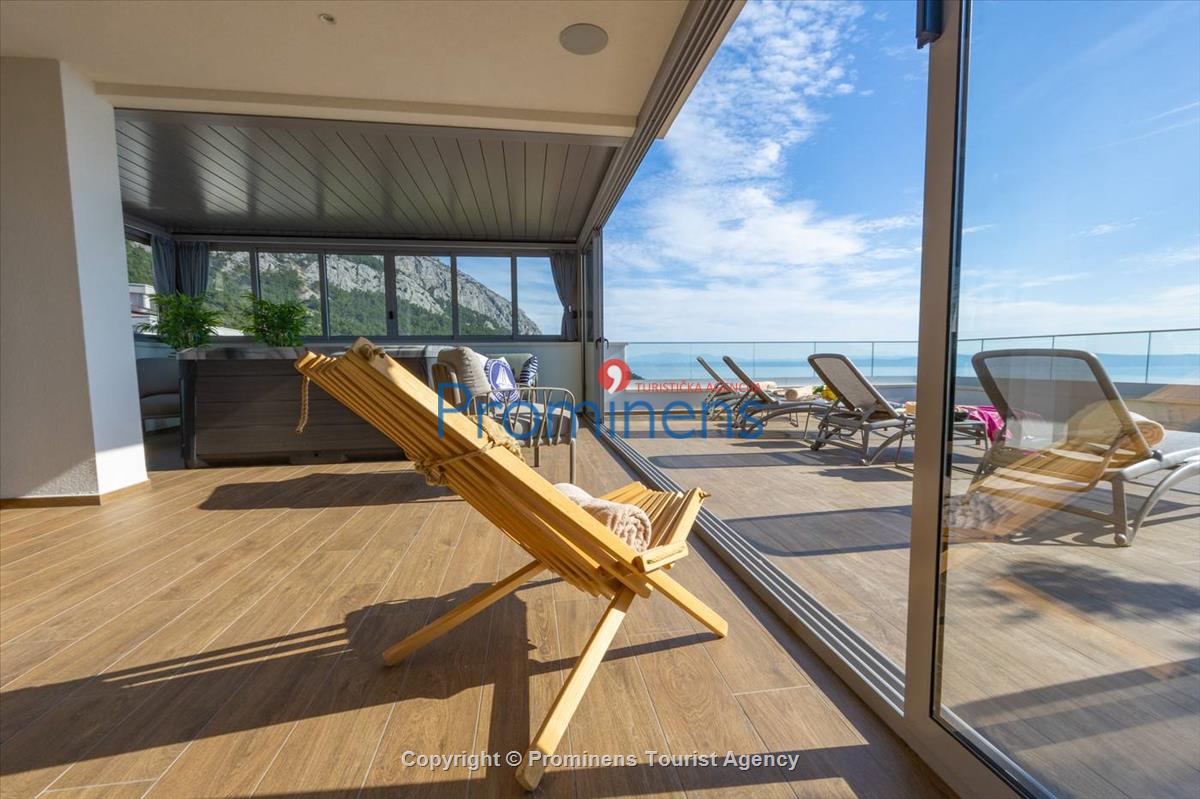 Luxus Penthouse Sara mit Meerblick, Dachterrasse mit Whirlpool, Sonnenliegen, Essbereich und Küche,  Parkplatz , E Ladestation inklusive. 