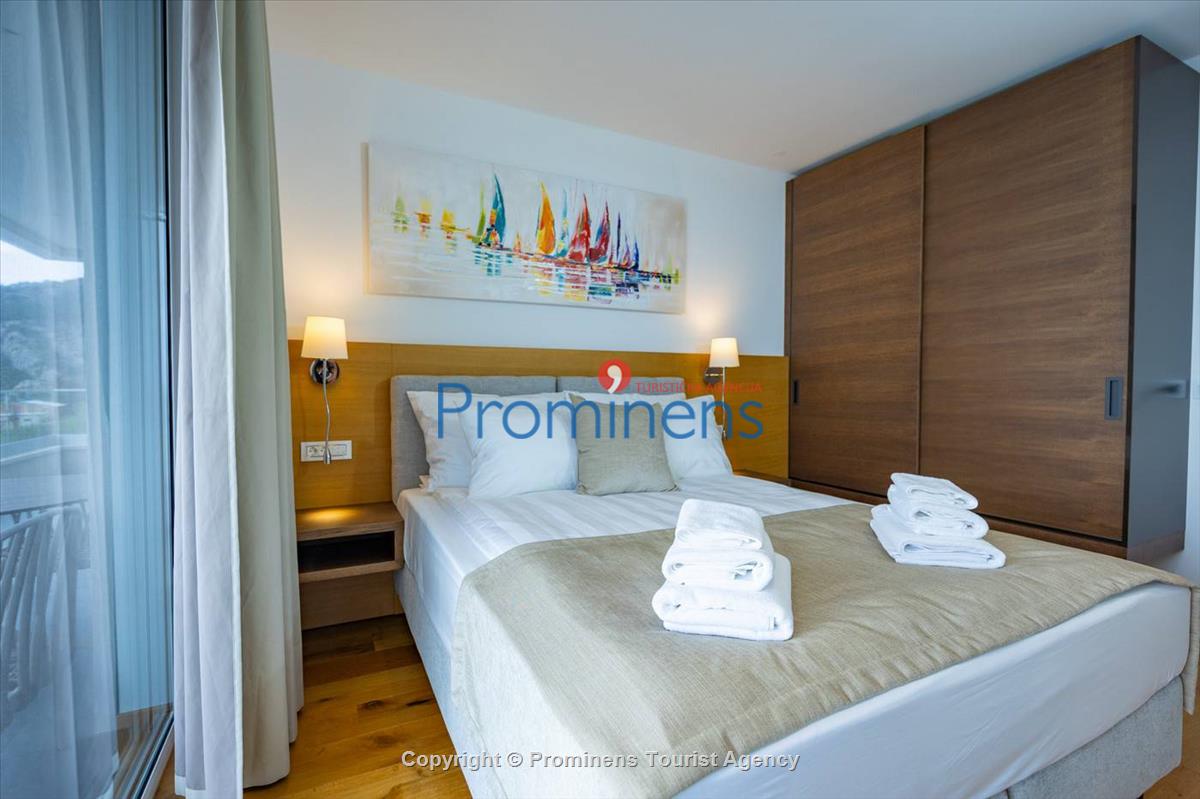 Luxus Penthouse Sara mit Meerblick, Dachterrasse mit Whirlpool, Sonnenliegen, Essbereich und Küche,  Parkplatz , E Ladestation inklusive. 