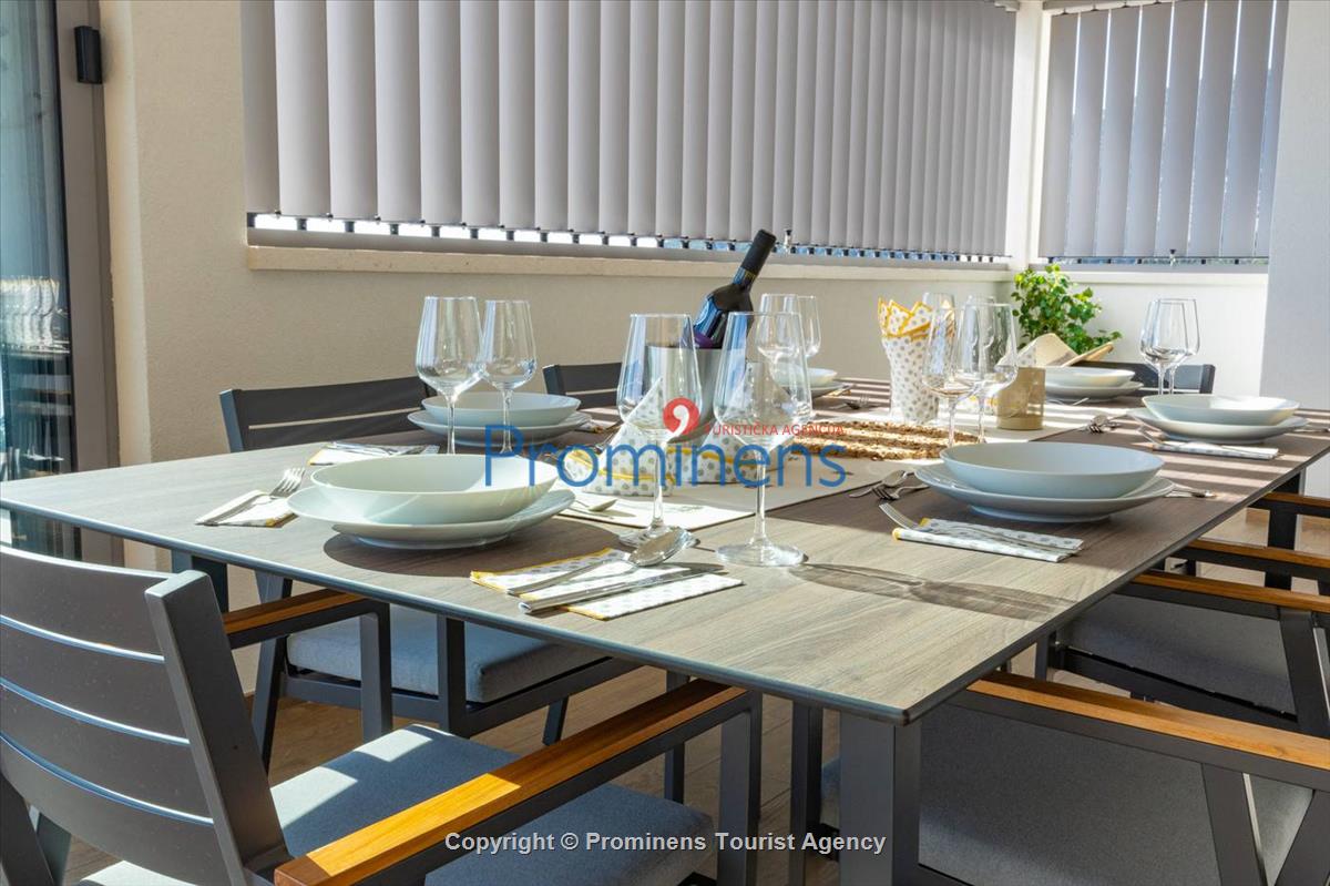 Luxus Penthouse Sara mit Meerblick, Dachterrasse mit Whirlpool, Sonnenliegen, Essbereich und Küche,  Parkplatz , E Ladestation inklusive. 