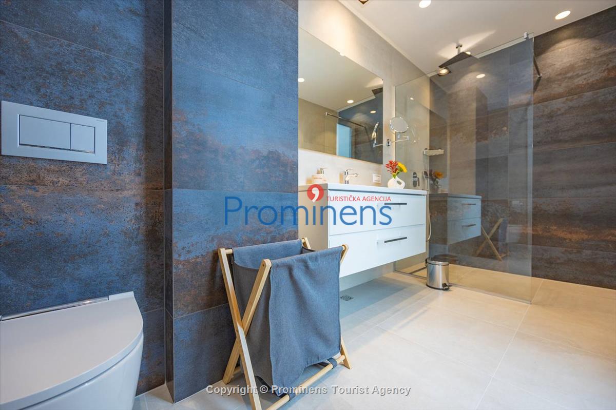 Luxus Penthouse Sara mit Meerblick, Dachterrasse mit Whirlpool, Sonnenliegen, Essbereich und Küche,  Parkplatz , E Ladestation inklusive. 