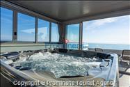 Luxus Penthouse Sara mit Meerblick, Dachterrasse mit Whirlpool, Sonnenliegen, Essbereich und Küche,  Parkplatz , E Ladestation inklusive. 