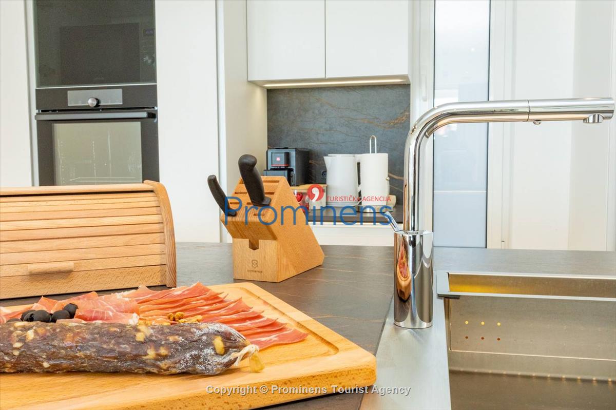 Exklusive Ferienwohnung Maja und Petra mit Pool in Makarska, 