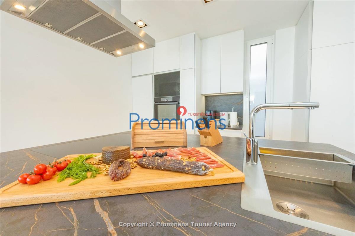 Exklusive Ferienwohnung Maja und Petra mit Pool in Makarska, 