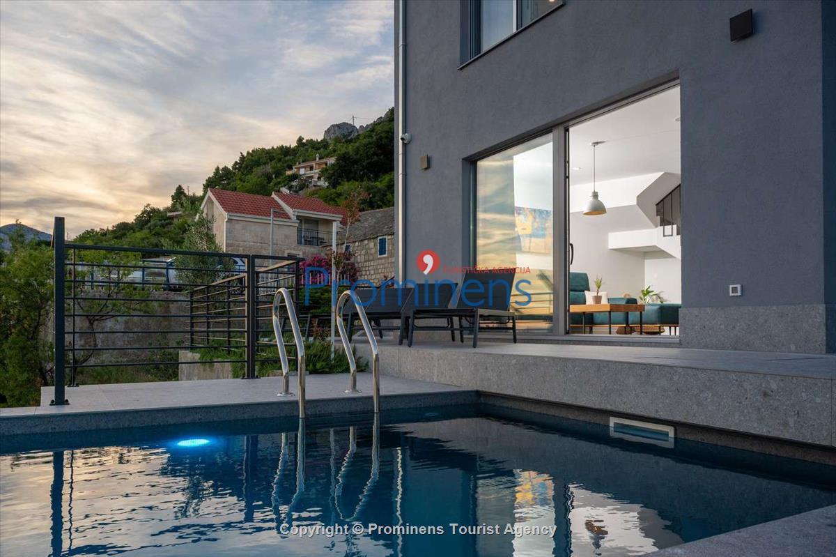 Villa Šime Brela – Pool, Sea View, Gym, Sleeps 4