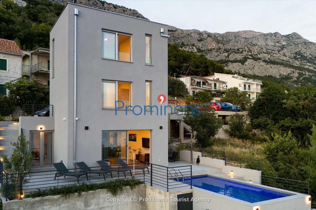 Villa Šime Brela – Pool, Sea View, Gym, Sleeps 4