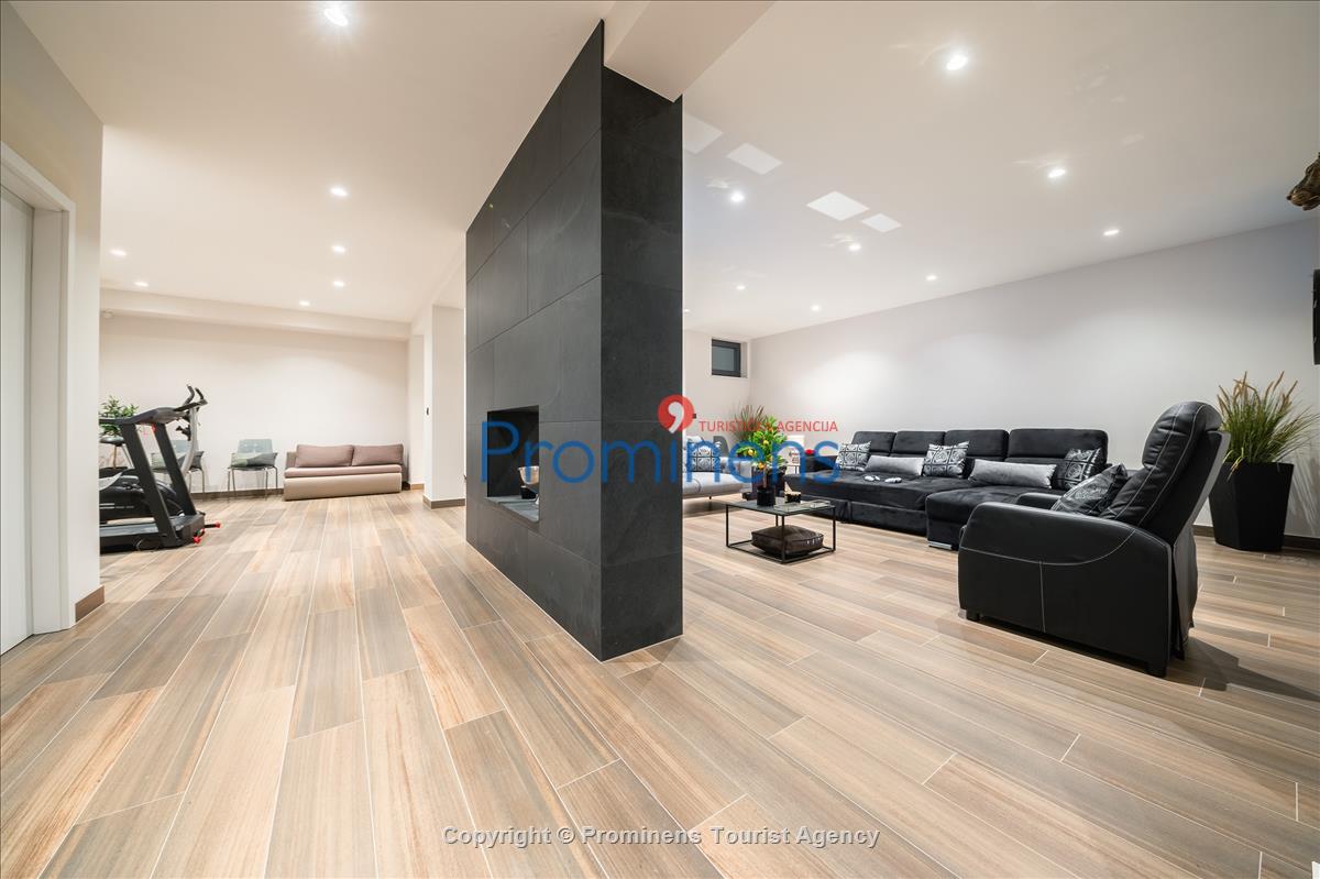 Villa Hota Makarska – grijani bazen, masažna kada, sauna, fitnes, 8 osoba