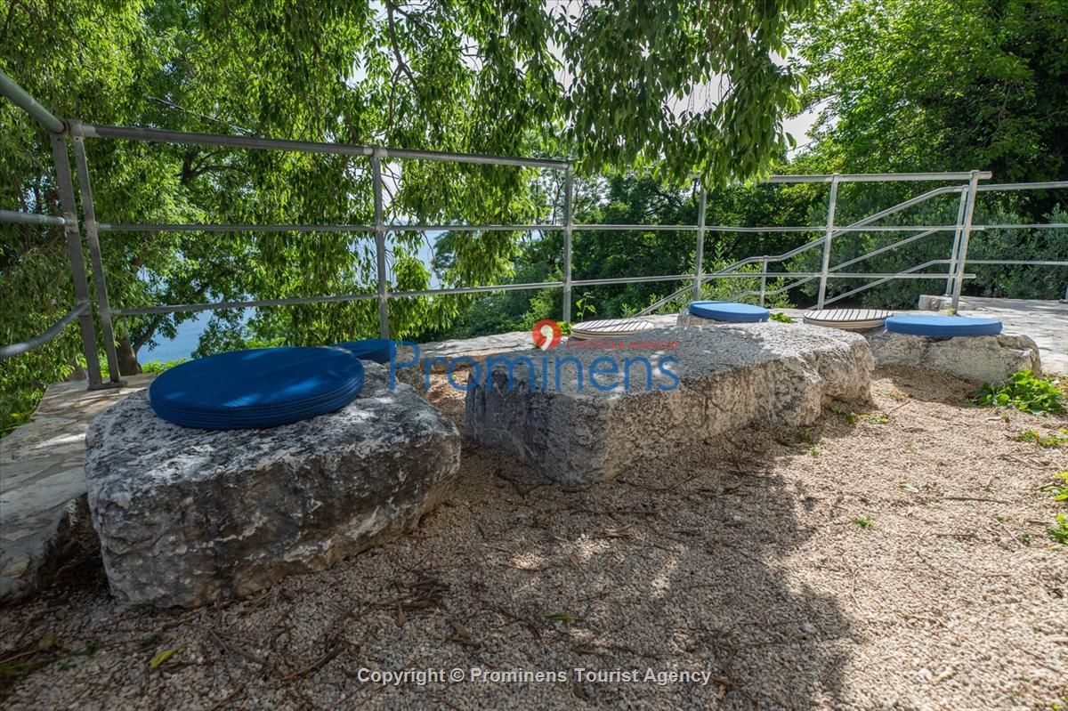 Dvije kamene ville  Baucic sa bazenom u  Omišu 