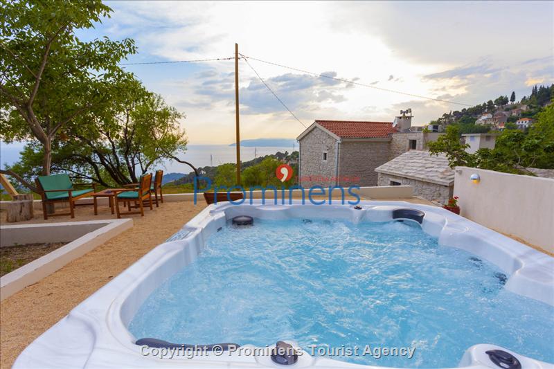 Steinhaus Fetiva mit Meerblick, Whirlpool und Sauna- ruhiger Lage ueber Makarska