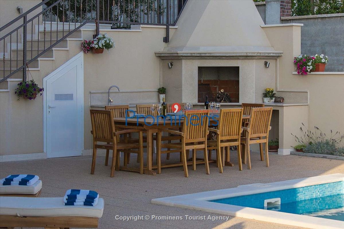 Vacation home Paolo with pool in Makarska