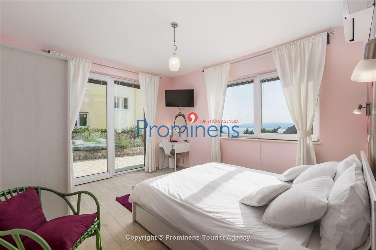 Luxurious apartment  Sandra with pool Makarska