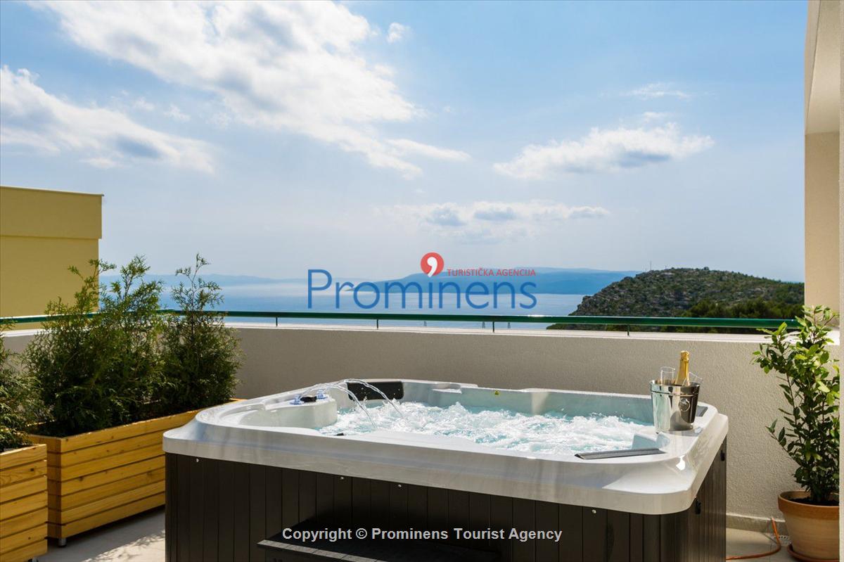 Luxurious apartment  Sandra with pool Makarska