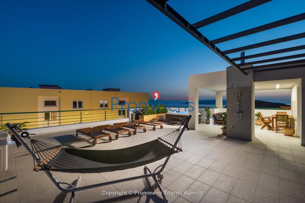 Luxurious apartment  Sandra with pool Makarska