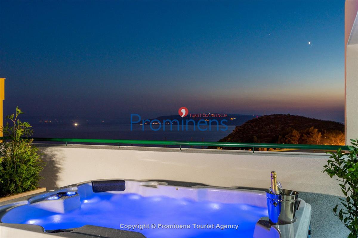 Luxurious apartment  Sandra with pool Makarska