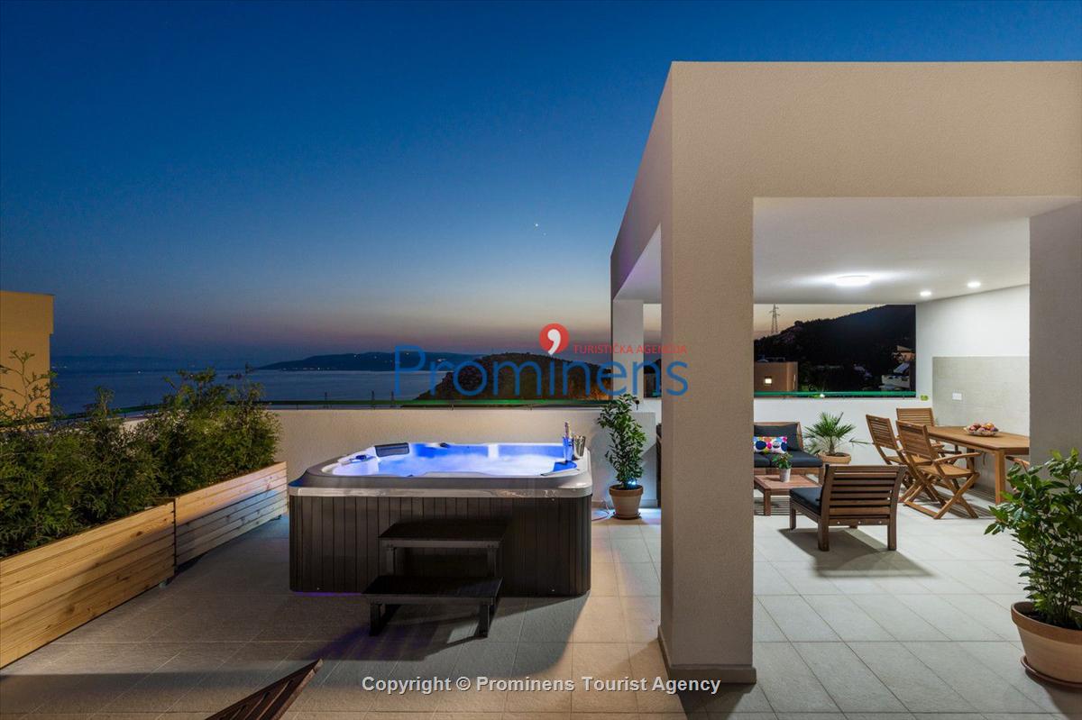 Luxurious apartment  Sandra with pool Makarska