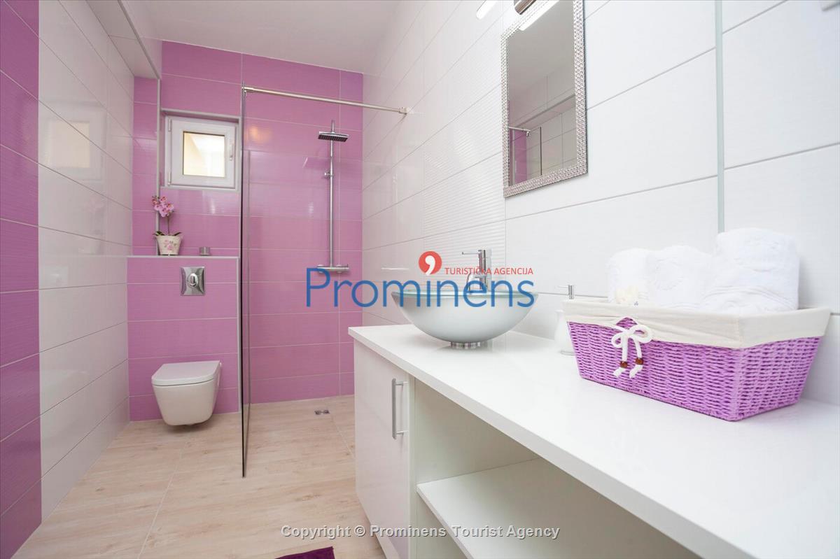 Apartman Sandra sa privatnim bazenom Makarska