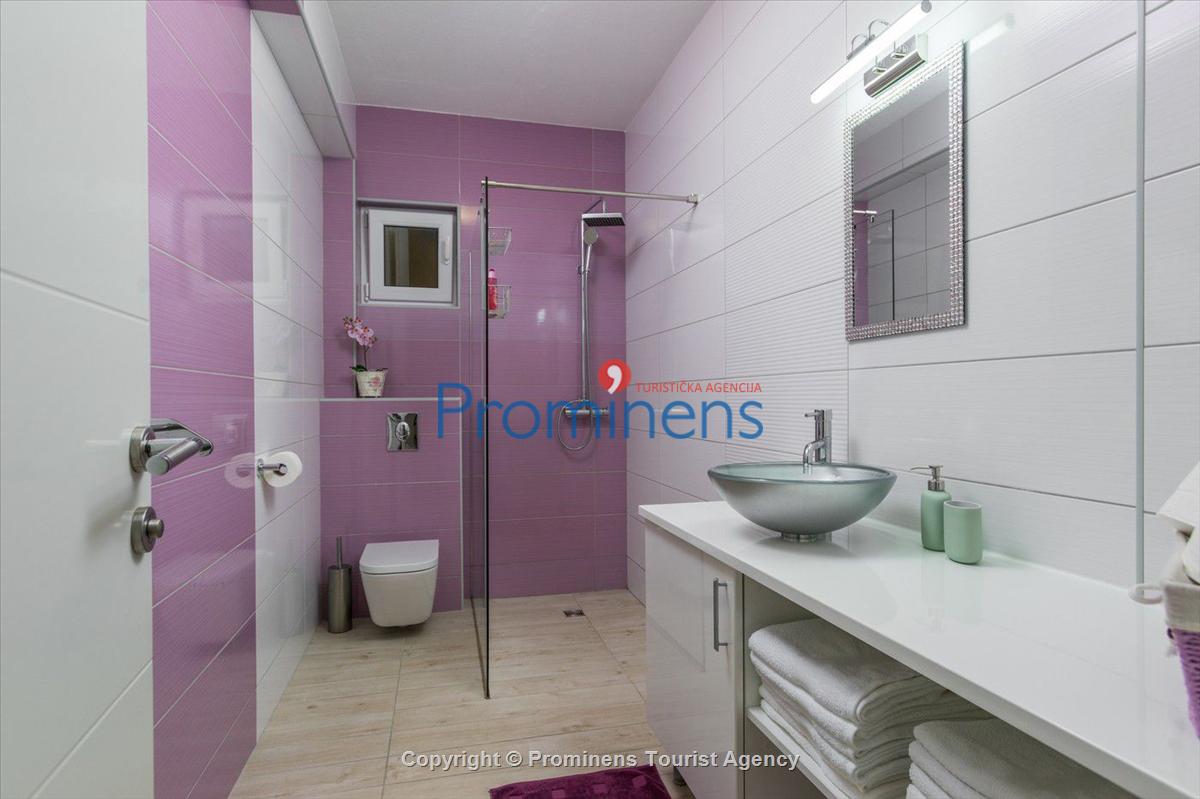 Apartman Sandra sa privatnim bazenom Makarska