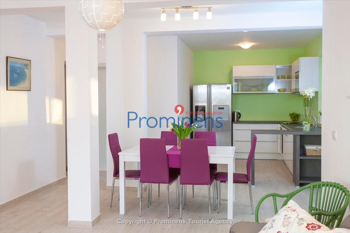 Apartman Sandra sa privatnim bazenom Makarska