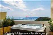 Luxurious apartment  Sandra with pool Makarska