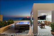 Luxurious apartment  Sandra with pool Makarska