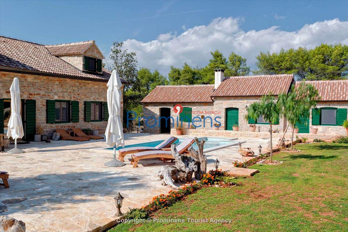 Villa Natura Rustika mit Pool auf der Insel Hvar, Urlaub in Dalmatien  Alleinstehende Villa auf 8.500 qm Grundstueck