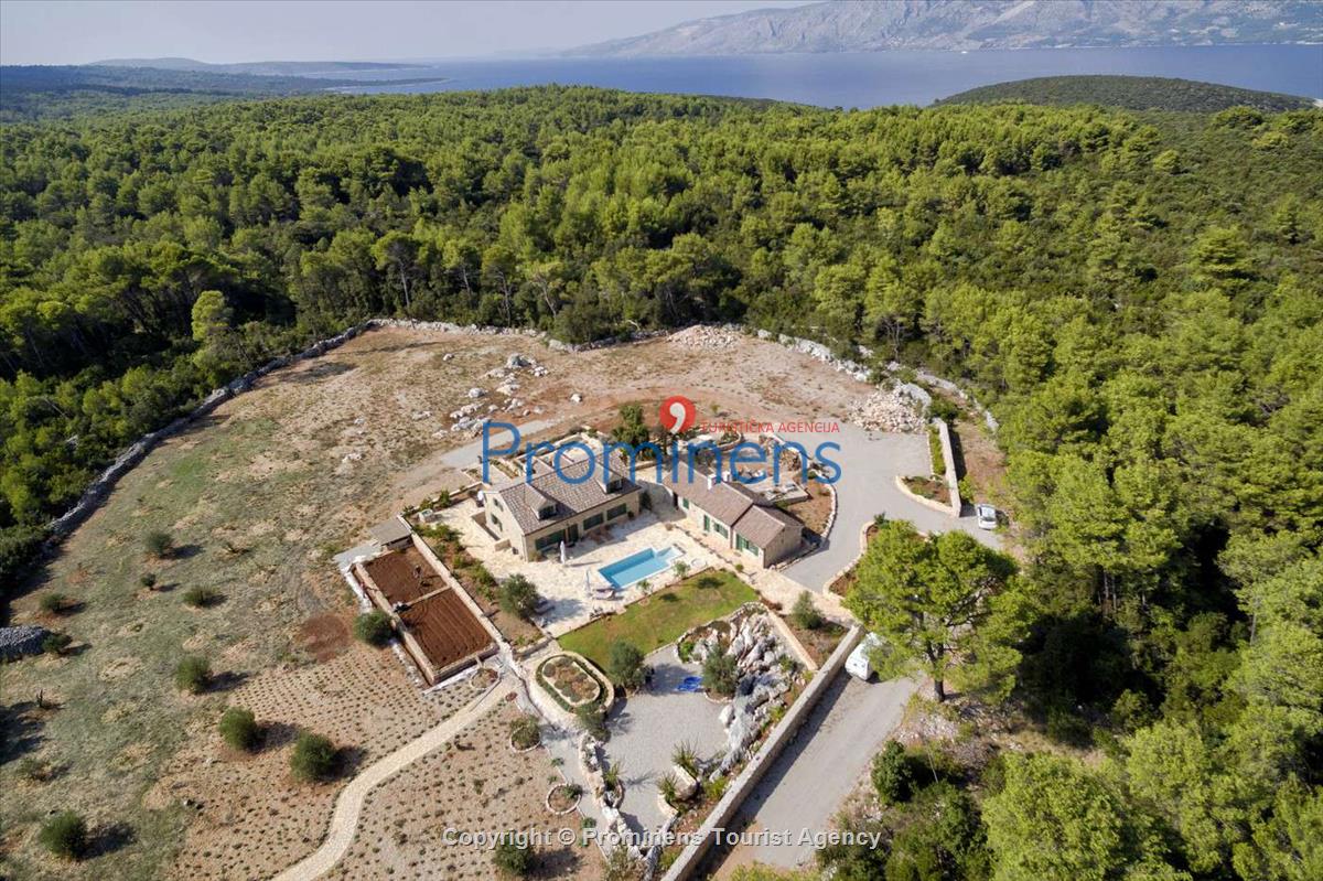 Villa Natura Rustika mit Pool auf der Insel Hvar, Urlaub in Dalmatien  Alleinstehende Villa auf 8.500 qm Grundstueck