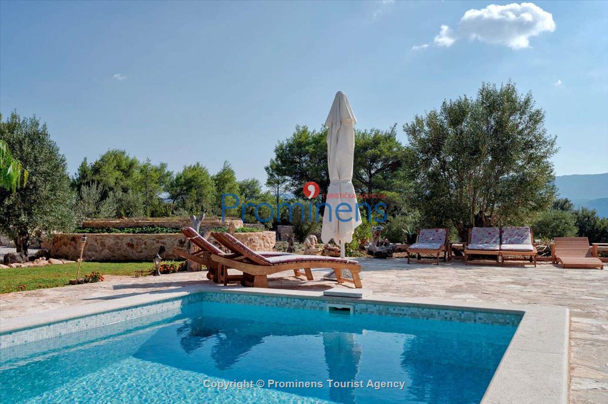 Villa Natura Rustika mit Pool auf der Insel Hvar, Urlaub in Dalmatien  Alleinstehende Villa auf 8.500 qm Grundstueck