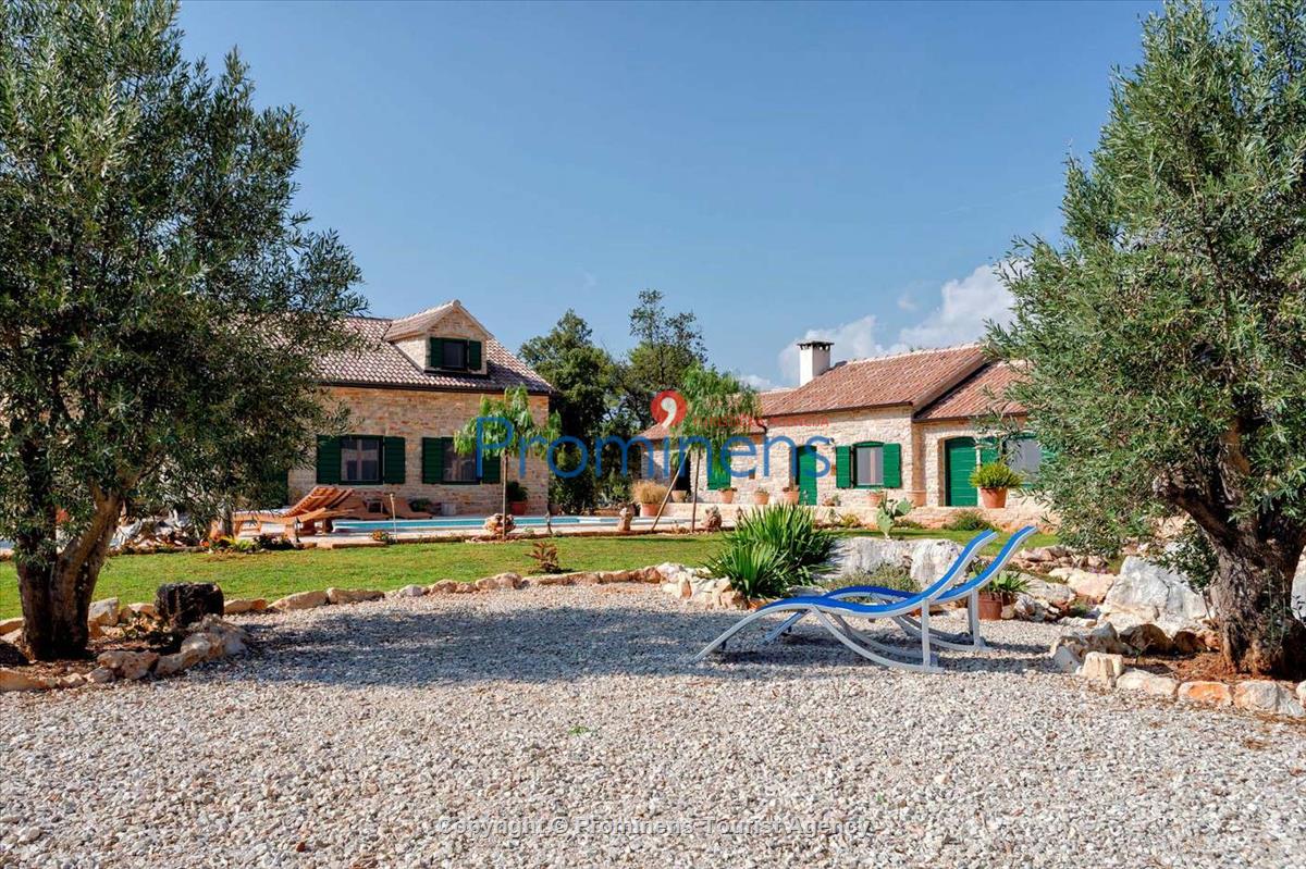 Villa Natura Rustika mit Pool auf der Insel Hvar, Urlaub in Dalmatien  Alleinstehende Villa auf 8.500 qm Grundstueck