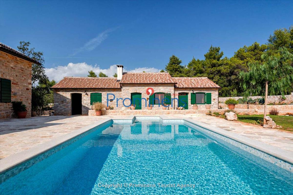 Villa Natura Rustika mit Pool auf der Insel Hvar, Urlaub in Dalmatien  Alleinstehende Villa auf 8.500 qm Grundstueck