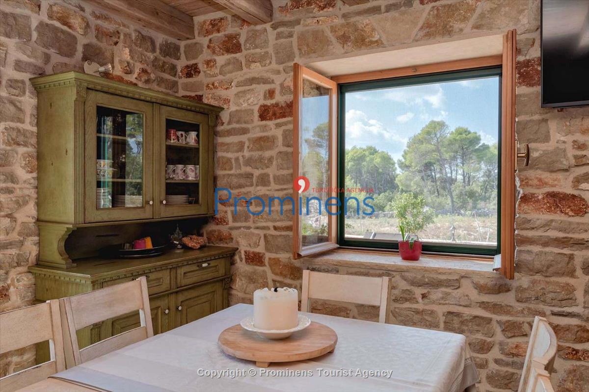 Villa Natura Rustika mit Pool auf der Insel Hvar, Urlaub in Dalmatien  Alleinstehende Villa auf 8.500 qm Grundstueck