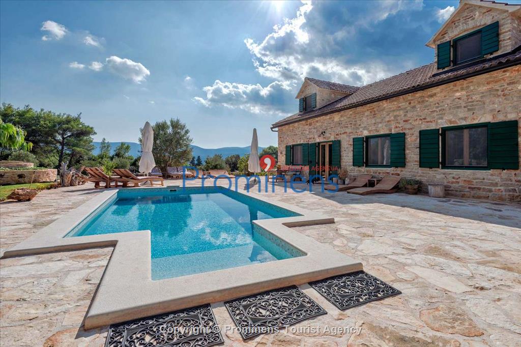 Villa Natura Rustika mit Pool auf der Insel Hvar, Urlaub in Dalmatien  Alleinstehende Villa auf 8.500 qm Grundstueck