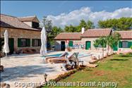 Villa Natura Rustika mit Pool auf der Insel Hvar, Urlaub in Dalmatien  Alleinstehende Villa auf 8.500 qm Grundstueck