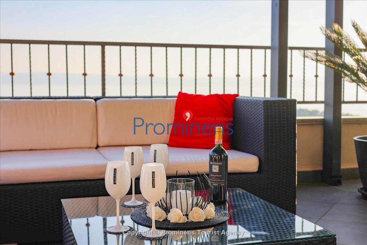 Atemberaubende Penthousewohnung mit Terrasse- Whirlpool und Meerblick in Makarska - 3 Schlafzimmer-2 Badezimmer