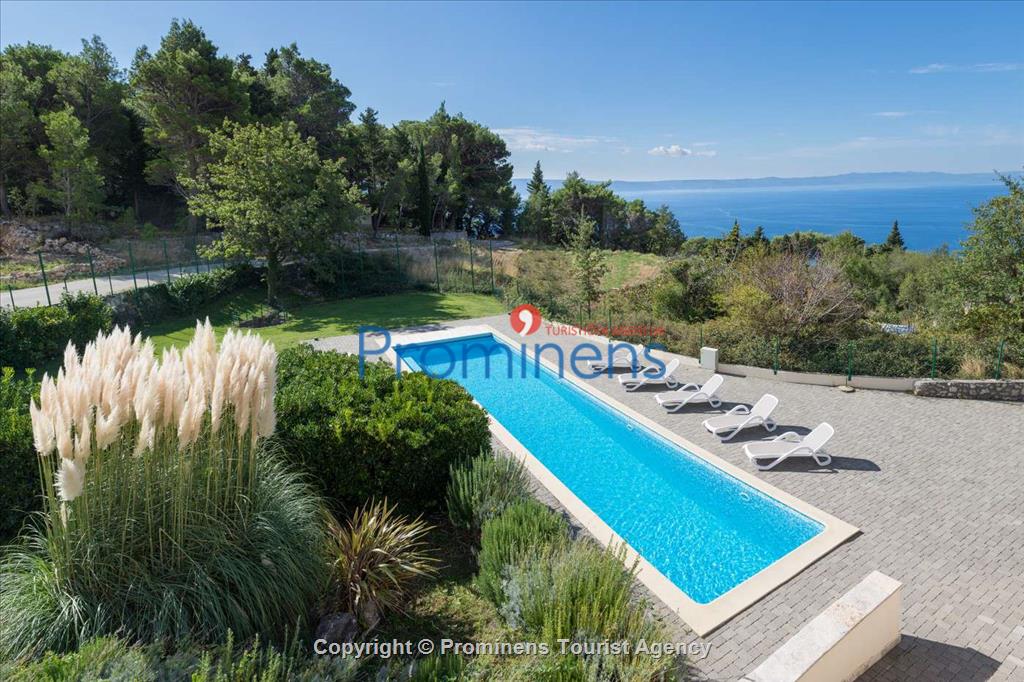 Villa Ani & Tina with a large pool in Tučepi