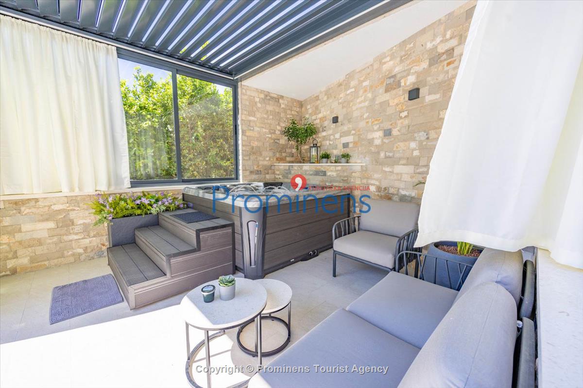 Ferienhaus Villa Oscar in Makarska mit beheiztem Pool Terrasse und Meerblick- ruhiger Familienurlaub